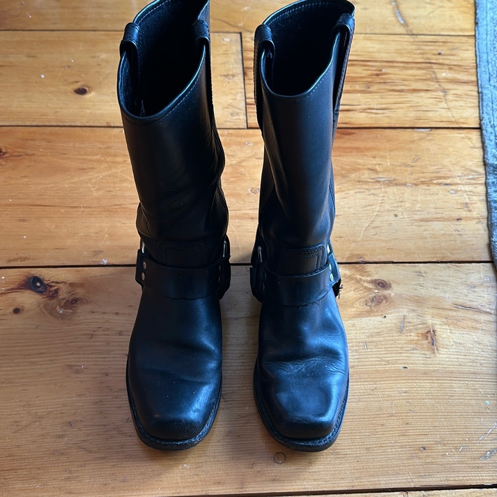 Impossible to find vintage Frye Harness boots, incredible used condition.